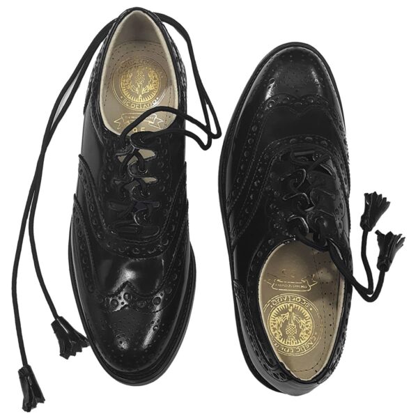 A stylish pair of Endrick Ghillie Brogues with elegant tassels on them.