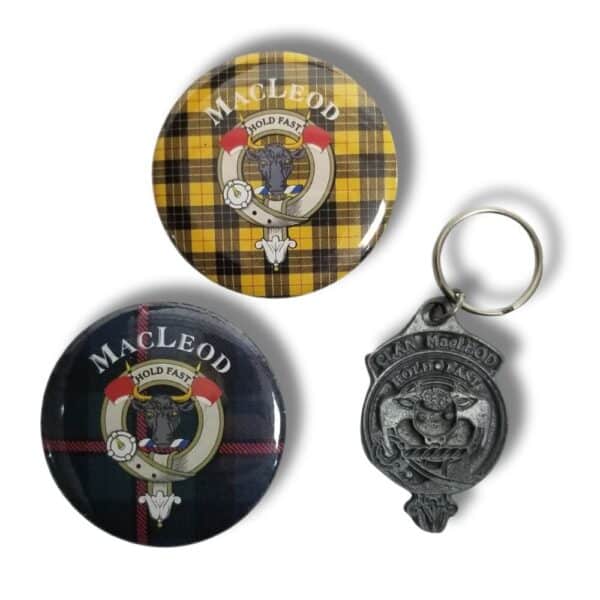 Two round badges display the "Armstrong Clan" tartan patterns and crest, complemented by a keychain featuring the "Armstrong Clan" design along with its motto of resilience and strength. These items pay tribute to the Armstrong Clan's tradition of perseverance.