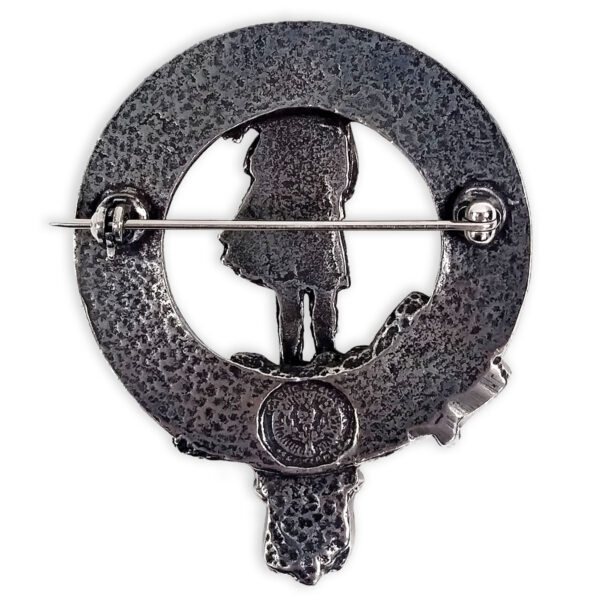 A Scottish Piper Cap Badge/Brooch with an image of a man standing in a circle.