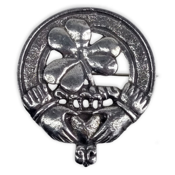 An Irish Shamrock Cap Badge/Brooch with a shamrock Cap Badge on it.