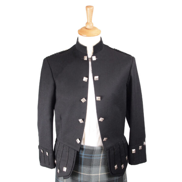 A black kilt paired with a [Sheriffmuir Doublet] on a mannequin dummy.