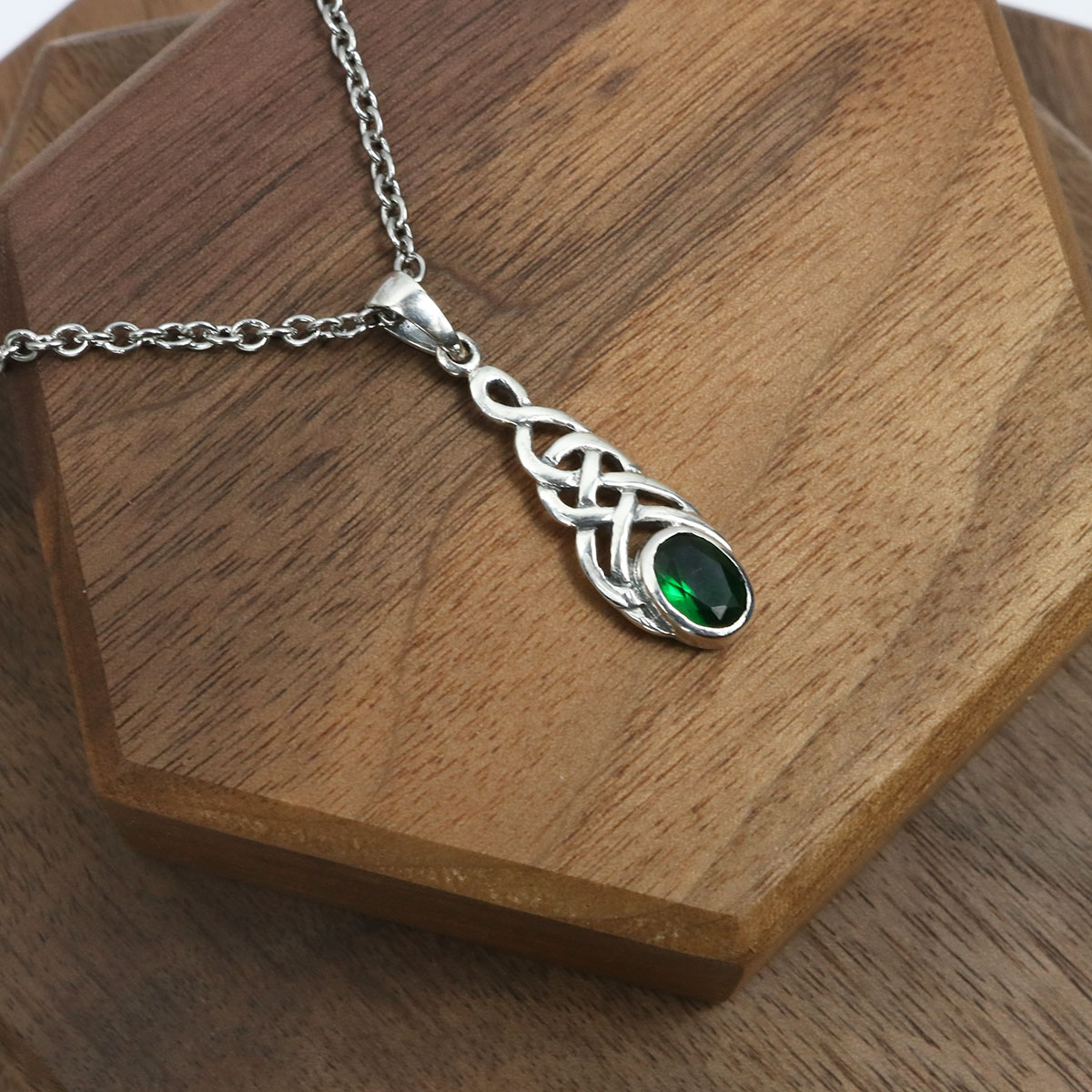 Celtic Necklace - White Gold - Emerald - 4717