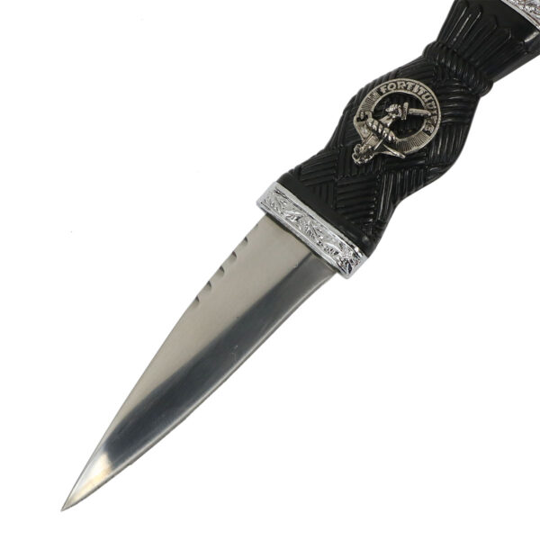 A black and silver Clan Crest Standard Sgian Dubh featuring a Scottish clan crest.